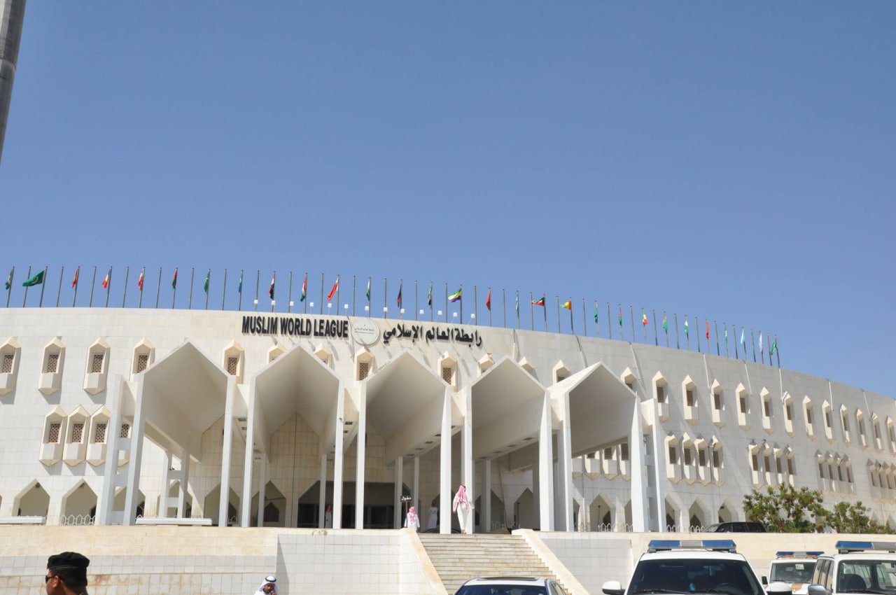 رابطة العالم الإسلامي تتوالى في إدانة استهداف الحوثيين لمكة والمدينة والسعودية
